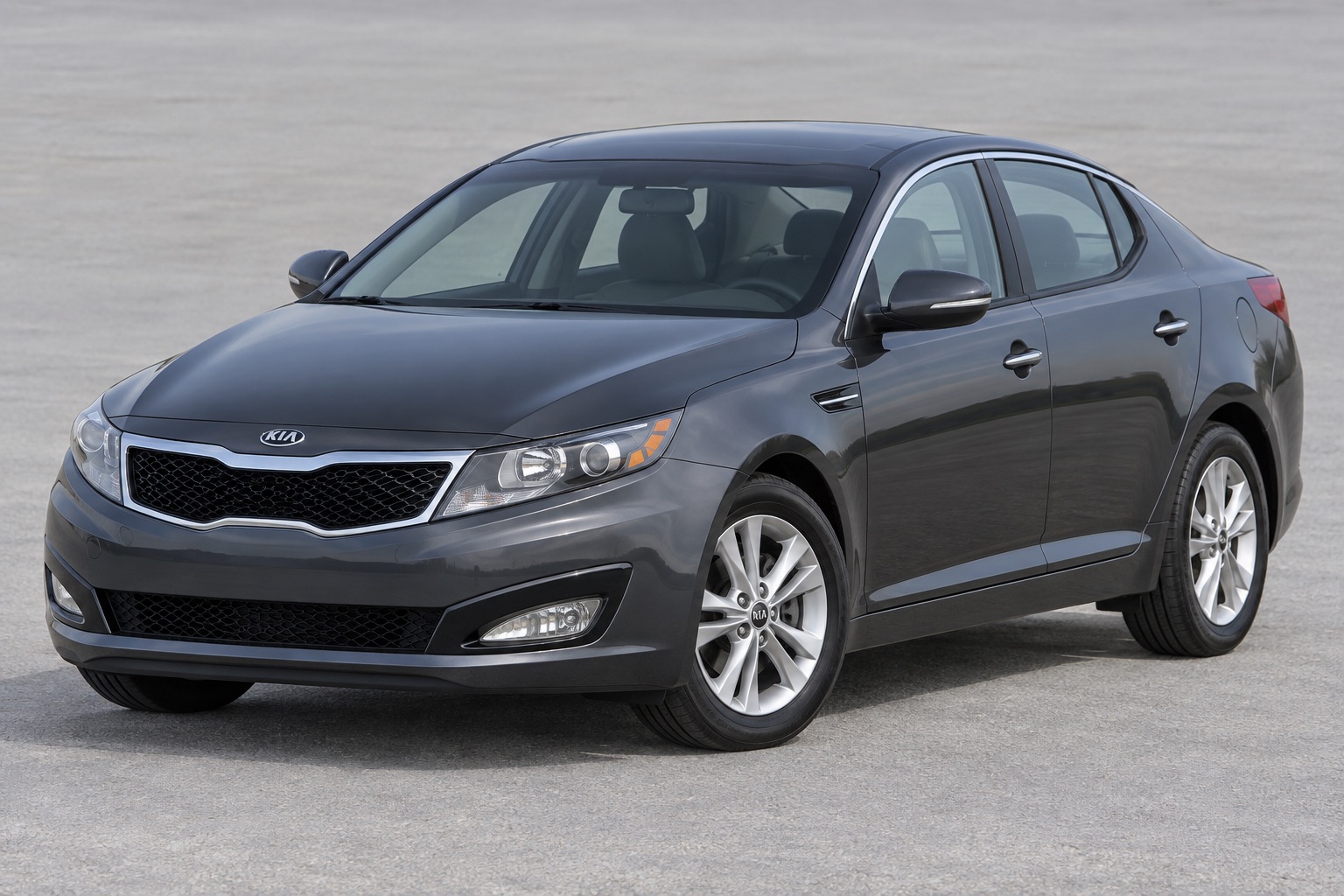 2013 Kia Optima windshield replacement in Los Angeles, CA